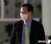 출국하는 조현동 1차관' 북핵 대응·전기차 보조금 논의 위해'