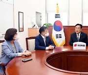 정진석 비대위원장, 이진복 정무수석 환담