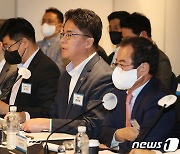 면세산업 발전 간담회 인사말 하는 관세청장