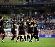 [b11 현장] 본래 안방 승부였어야? 포항의 2-0 완승, 원정 핸디캡 없었다