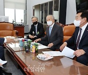 전해철 환노위원장 찾은 손경식 경총회장-김기문 중소기업중앙회장-최진식 중견기업연합회장