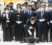 봉하 간 이재명 "야 탄압·정적 제거에 국가 역량 소모 말라"