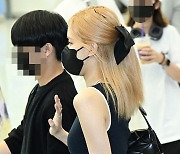 블랙핑크 로제, 입국에 몰린 관심 '자체발광 블랙' [포토엔HD]