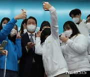 '같이 기념사진 찍어주세요' 청년서포터즈에 둘러싸인 최태원 회장