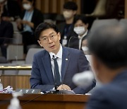 "국회 어떻게 들어왔나"..野 '김건희 특검 반대' 조정훈에 선넘는 비판