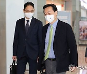 조현동 차관, 한미 고위급 회의 참석 위해 출국