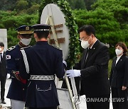 헌화하는 정진석 비대위원장