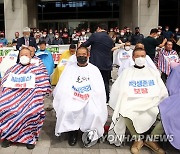 "쌀값 하락 대책 마련하라" 전북 농민들 삭발 투쟁