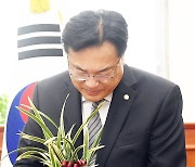 윤석열 대통령 축하 난 전달받는 정진석 비상대책위원장