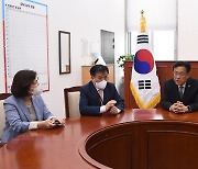 이진복 정무수석과 환담하는 정진석 비상대책위원장