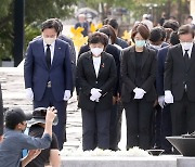 이재명 대표, 노무현 전 대통령 묘역 참배