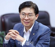 '개딸'에 좌표 찍힌 조정훈.."선동 정치가와 끝까지 싸울 것"[인터뷰]