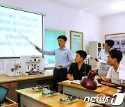 '새 교수 방법' 연구하는 북한 김형직사범대학 학생들