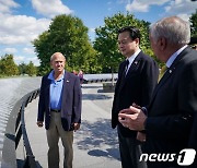 한국전 참전 용사 기념비 찾은 조현동 외교부 1차관