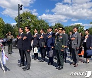 한국전 참전 용사 기념비 참배하는 조현동 차관·신범철 차관