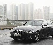 [시승기] 진입장벽을 낮추고 경쟁력은 끌어 올린 3 시리즈 – BMW 320i 럭셔리 라인