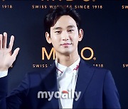 김수현, '훈훈한 손인사' [MD포토]