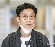 취재진 질문에 답하는 황동혁 감독