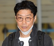 [TD포토] 에미상 감독상 수상 소감 밝히는 황동혁 감독