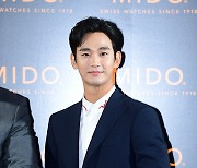 [T포토] 김수현 '포즈 어떤가요?'