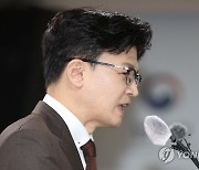 취재진 질문에 답하는 한동훈 장관