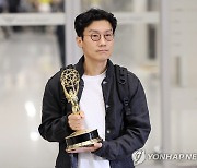 '오징어게임'팀 금의환향..황동혁 "길었던 여정 멋지게 마무리"(종합)