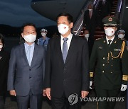 이광재 국회 사무총장 영접받는 중국 리잔수 전인대 상무위원장