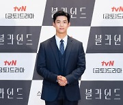 옥택연 "촬영 중 많이 맞고 굴러..피 분장 좋아하시더라"('블라인드')