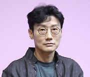 '에미상 금의환향' 황동혁 감독 "'오겜' 공개 1주년..평생 기억 남을 여정"