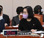 대화 나누는 김현숙 장관과 이기순 1차관