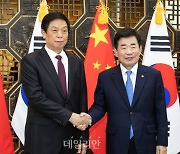 악수하는 김진표 국회의장과 리잔수 중국 전인대 상무위원장