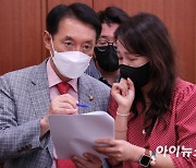 [포토]일정 논의하는 국회 외통위 여야 간사