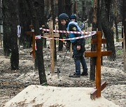 "러군에 되찾은 이지움서 450구 시신" 발칵..유엔 현장조사