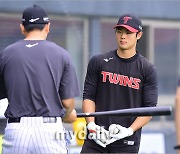 [MD포토] 이영빈 '모창민 코치의 원 포인트 레슨'