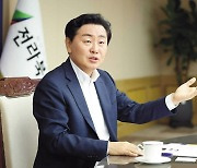 "새만금 개발·대기업 유치로 지역 발전 이끌겠다" [광역단체장 인터뷰-김관영 전북도지사]