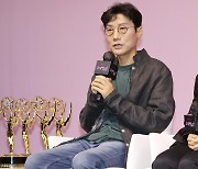 황동혁 "다같이 올라가 작품상 받고 싶었다"