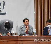 고개숙여 인사 하는 권성동 국민의힘 원내대표