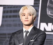 생각에 잠긴 조각상 NCT127 태용 [사진]