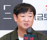 [TD포토] 질문에 답하는 블라인드 신용휘 감독