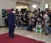 출근길 문답하는 윤석열 대통령