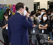 출근길 문답하는 윤석열 대통령