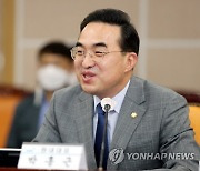 미소 짓는 박홍근 원내대표