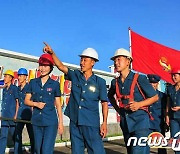 "중요 전구에서 청년전위의 기상을"..북한 청년돌격대원들