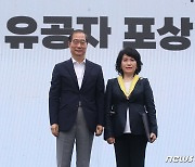 청년의 날 기념식, 이연주 부원장 동백장 수여