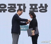 한덕수 총리, 신보라 전 의원에게 국민포장 수여