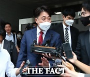 '성 접대 의혹' 이준석 경찰 출석..12시간 조사(종합)