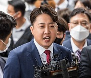 '성 접대 의혹' 이준석 전 대표 경찰 출석..12시간 조사