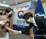 '악수장면 연출' 김의겸 주장에..한동훈 "허위 사실, 유감"