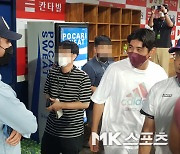 이정후 '아드리안 곤잘레스와 인사' [MK포토]