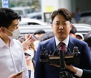 [속보]'성 상납 의혹' 이준석 전 대표, 경찰 출석 .. 12시간 조사받고 귀가